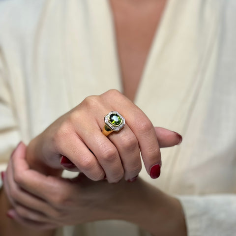 Anello Uomo scudo diamanti con pietra verde oro