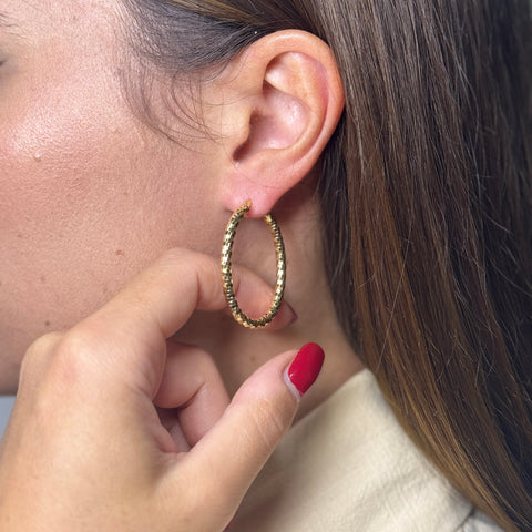 Orecchini cerchio ovale martellato oro