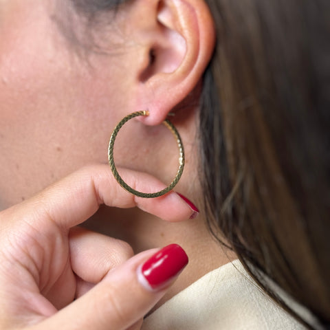 Orecchini cerchio martellata oro