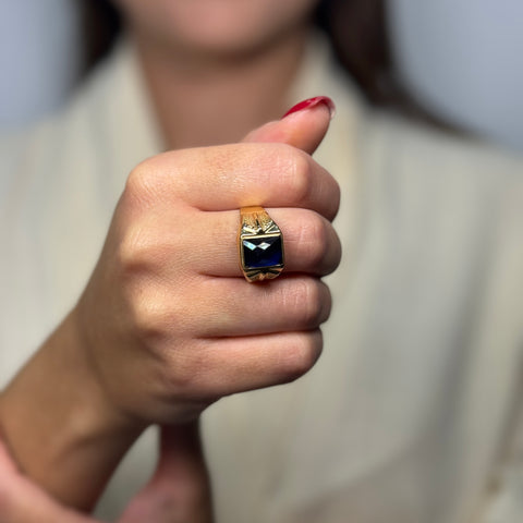 Anello scudo uomo con zirconi oro
