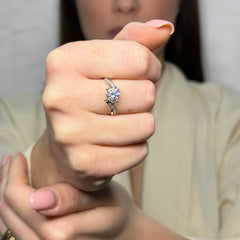 Anello solitario con laterali con zirconi oro
