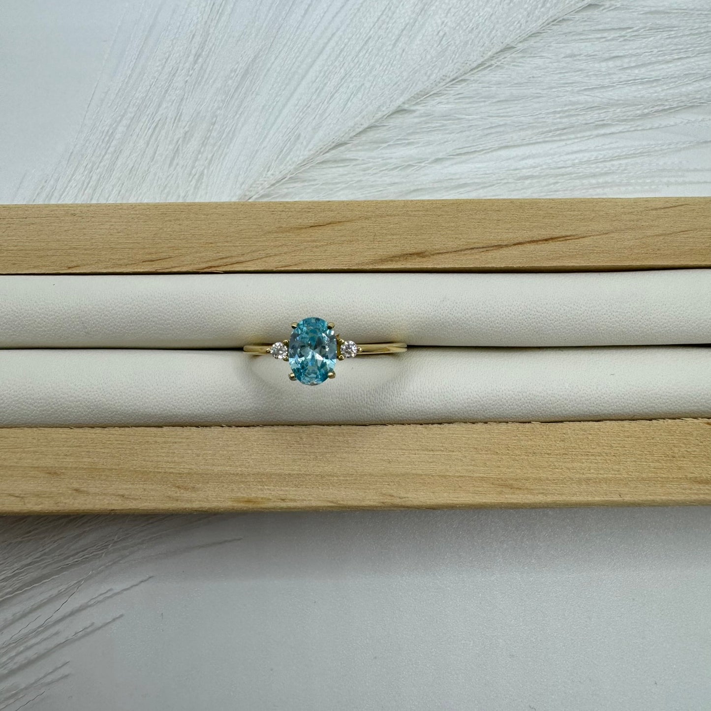 Anello solitario ovale con laterali oro