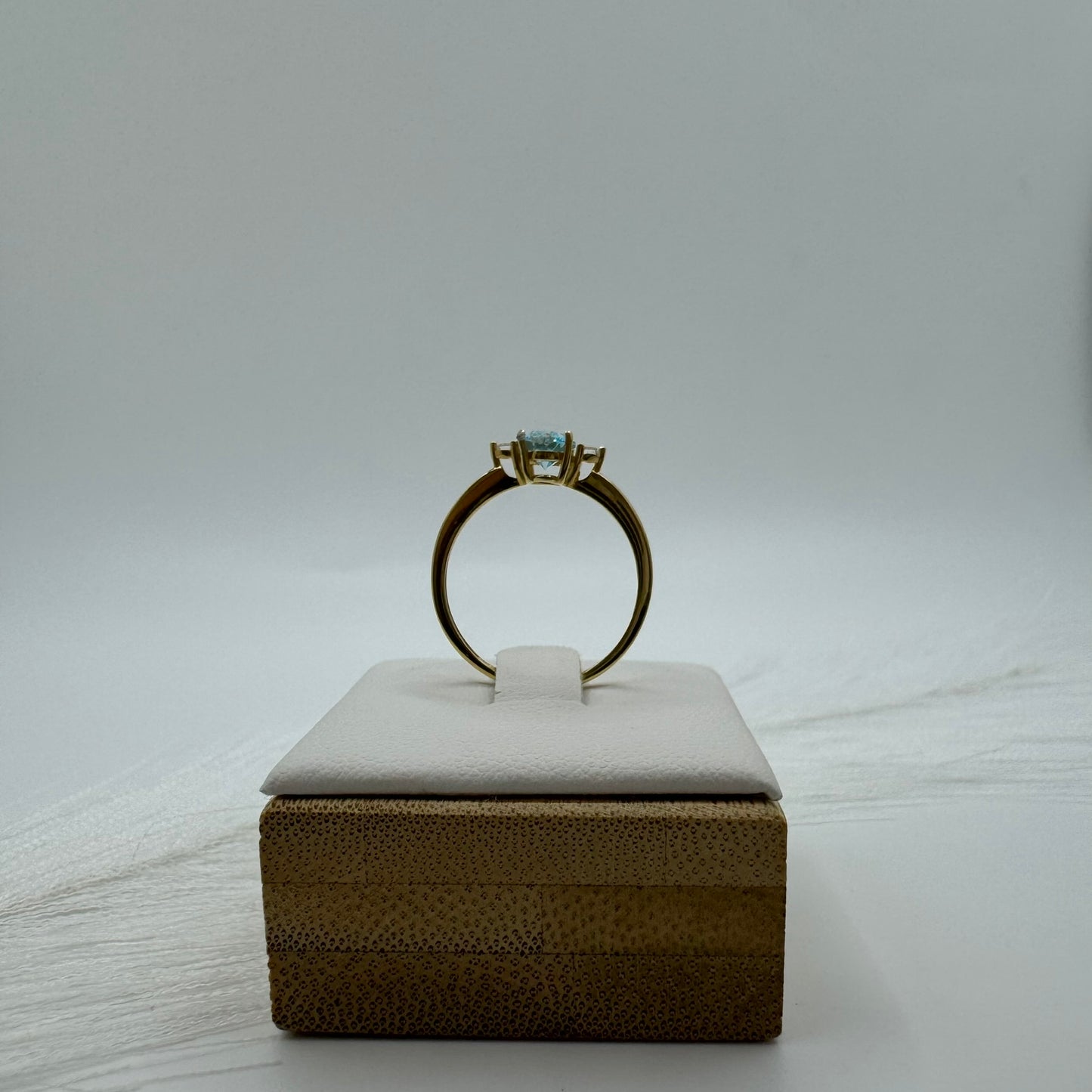 Anello solitario ovale con laterali oro