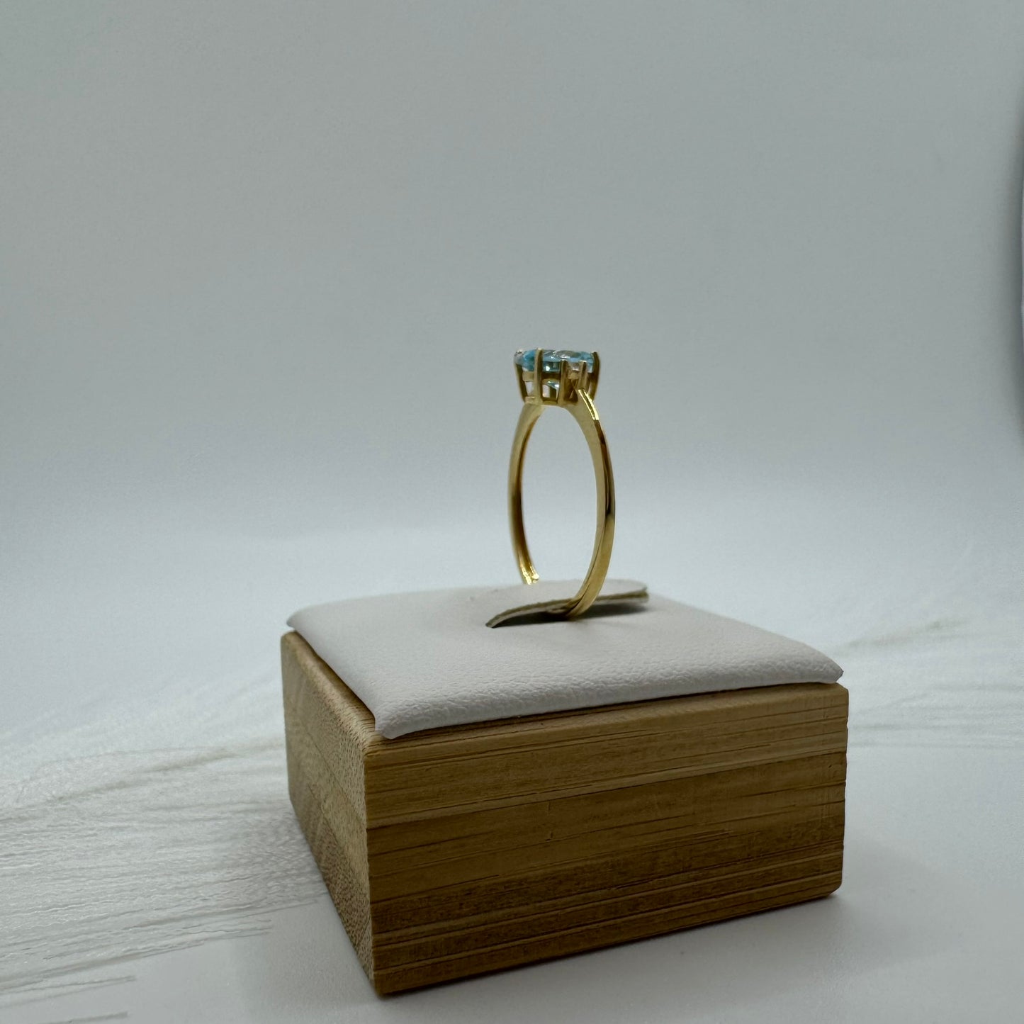 Anello solitario ovale con laterali oro