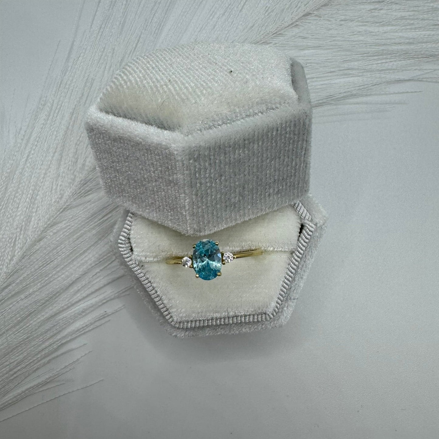Anello solitario ovale con laterali oro
