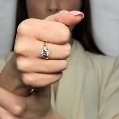 Anello solitario con laterali con zirconi oro