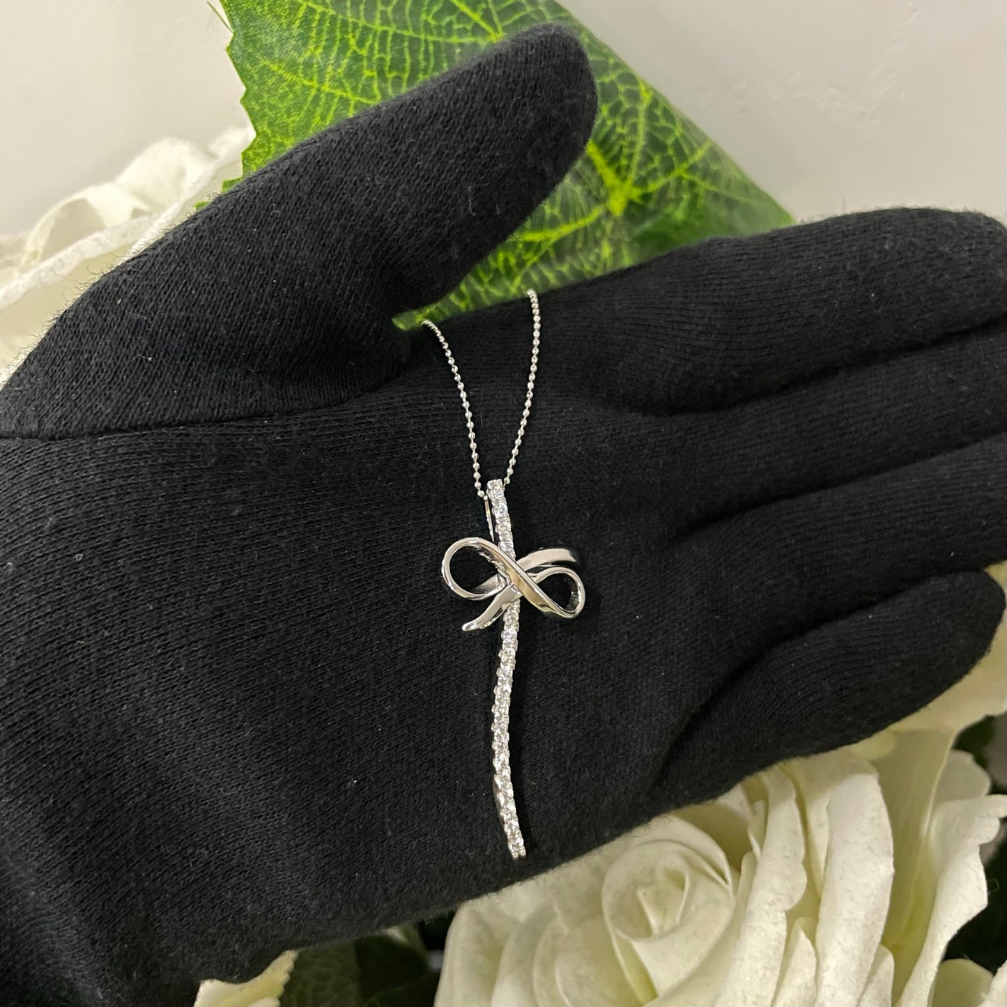 Collana pallinata con croce fiocco oro