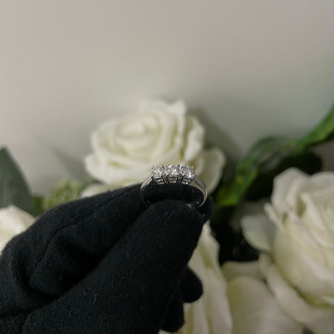 Anello trilogy E / IF-VVS oro e diamanti